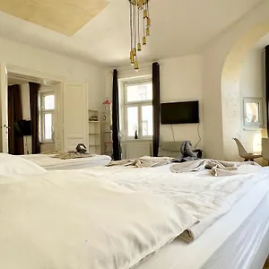 premium-apartment-located-at-the-famouskutschkermarkt.vienna-besthotels.com/